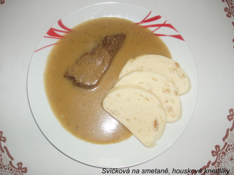 Svíčková na smetaně, houskové knedlíky